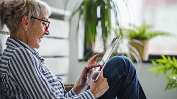 Femme avec une tablette à la main