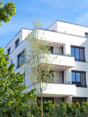Modernes Mehrfamilienhaus mit heller Fassade