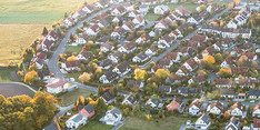 Luftbild einer Schweizer Gemeinde mit Einfamilienhäusern