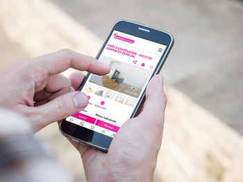 Une caméra sur un trépied est installée dans un salon convivial