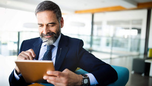 Una persona legge i comunicati stampa su un tablet