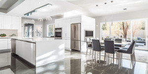 Modernes Wohnzimmer mit heller Einrichtung