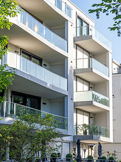 Condominio con alberi tutt'intorno