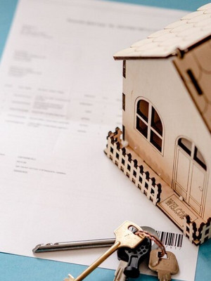 Modèle de maison avec documents et clés