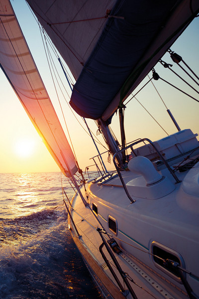 Segelboot auf offenem Meer