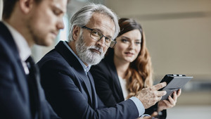 Personen im Teammeeting mit der Führungskraft